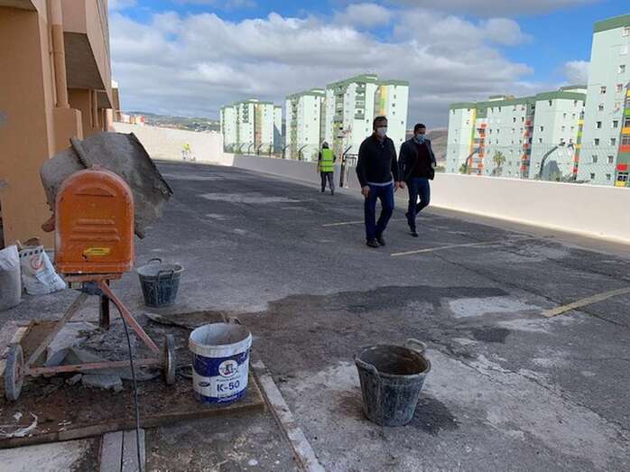 El alcalde Héctor Suárez y el concejal Juan Francisco Artiles, durante una visita al centro / TA